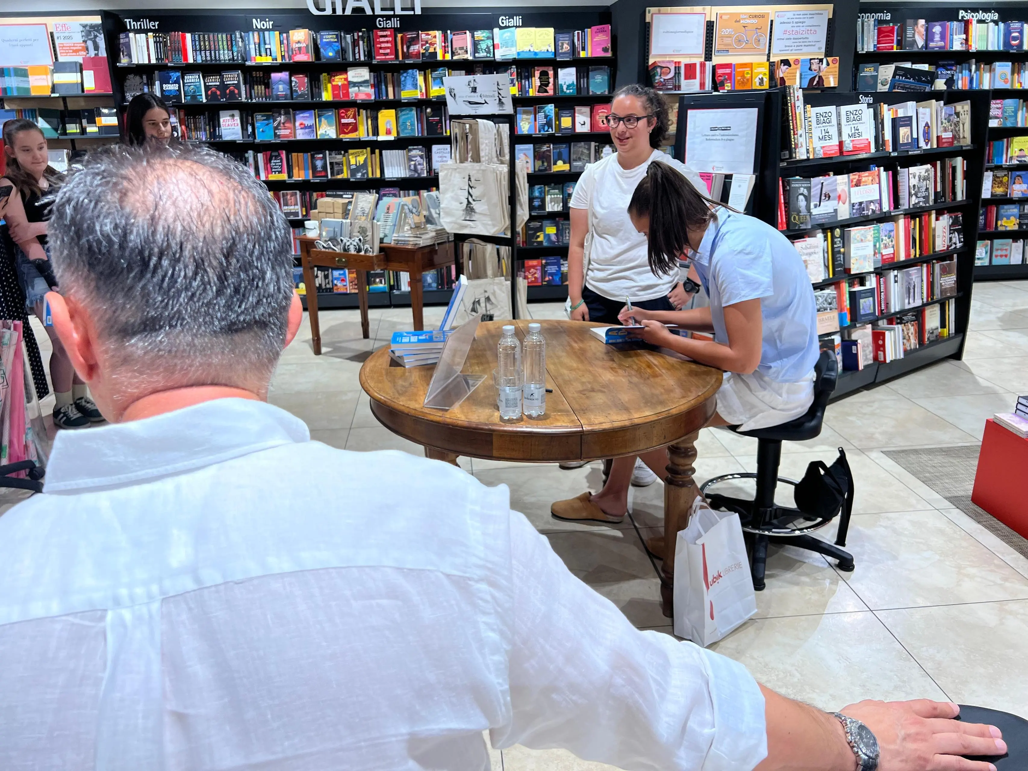 Anna Danesi incontra i fans al firma copie alle Rondinelle