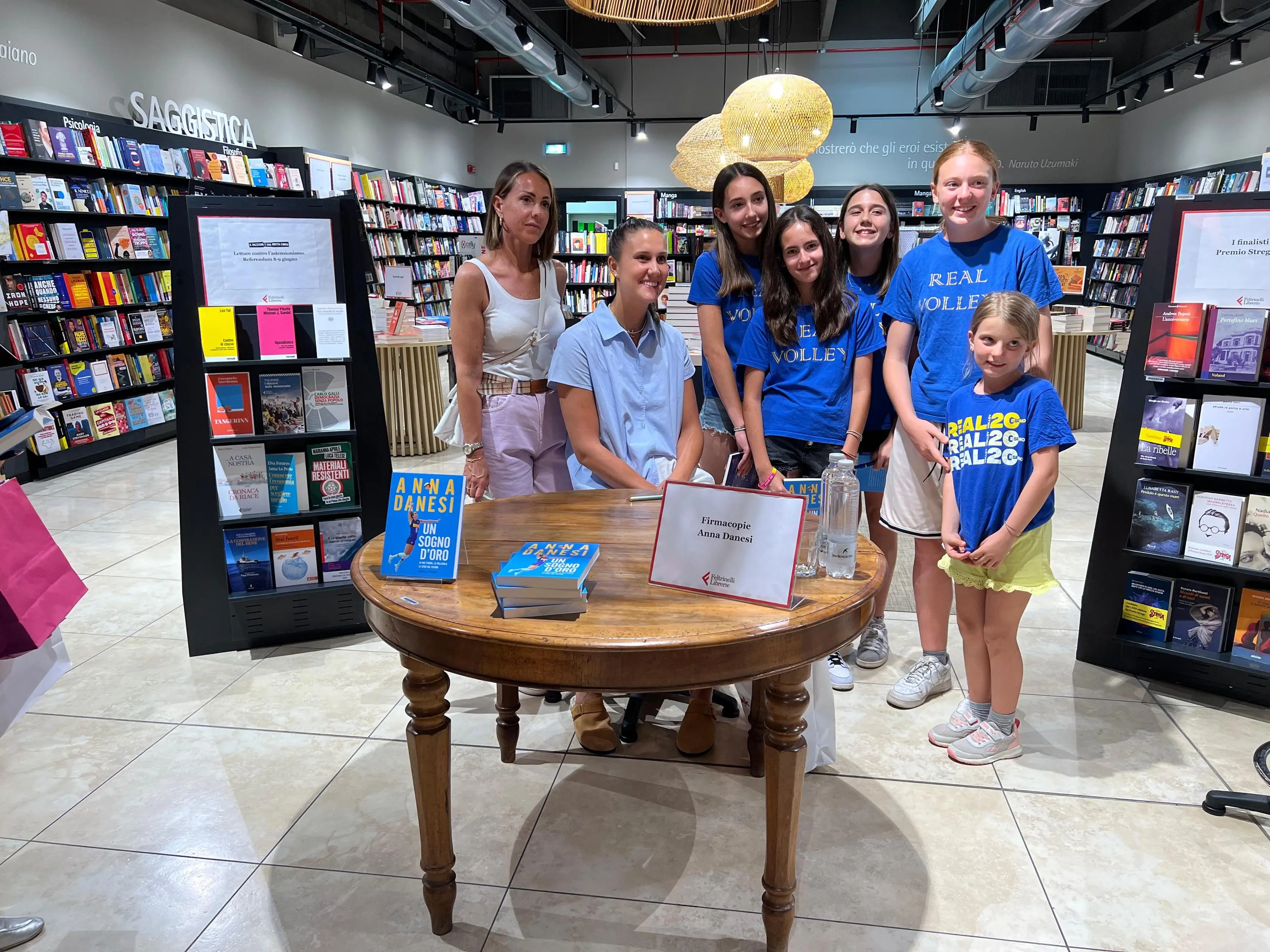 Anna Danesi incontra i fans al firma copie alle Rondinelle