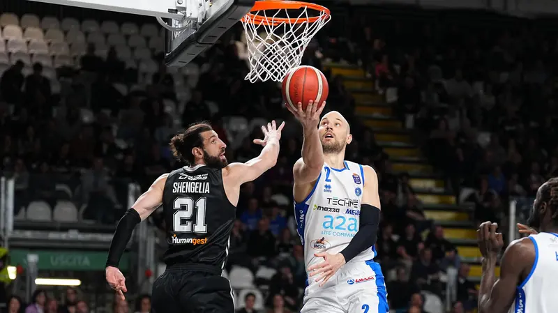 Bilan e Shengelia - Foto A.Travaglioli / Ciamillo-Castoria © www.giornaledibrescia.it