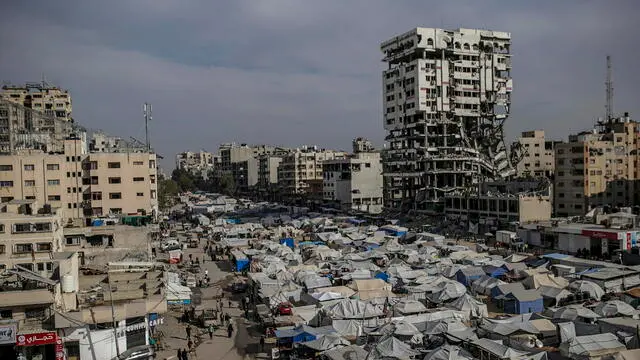 epa12067776 A camp for internally displaced Palestinians in the Al Remal neighbourhood, Gaza City, 01 May 2025. More than 52,400 Palestinians have been killed in the Gaza Strip, according to the Palestinian Ministry of Health, since Israel launched a military campaign in the strip in response to a cross-border attack led by the Palestinian militant group Hamas on 07 October 2023, in which about 1,200 Israelis were killed and more than 250 taken hostage. EPA/MOHAMMED SABER