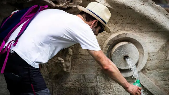 Turisti si rinfrescano dal caldo nella fontana di piazza di Spagna, durante la Fase 3 dell’emergenza per il Covid-19 Coronavirus, Roma, 03 agosto 2020. ANSA/ANGELO CARCONI