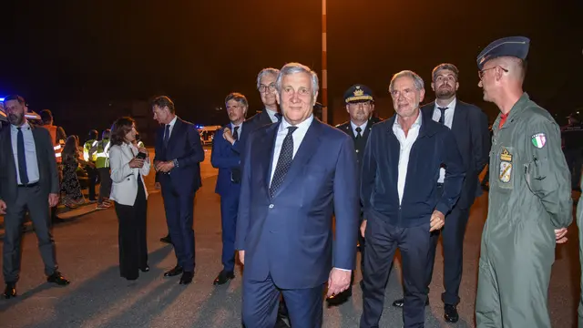 IL ministro Antonio Tajani assiste allo sbarco dei feriti dall’’aereo proveniente da Gaza atterrato all’areoporto di Linate, Milano 11 Giugno 2025 ANSA/MATTEO CORNER