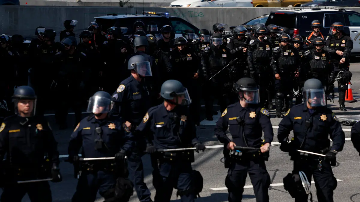 Agenti a Los Angeles - Foto Ansa/Epa/Caroline Brehman © www.giornaledibrescia.it