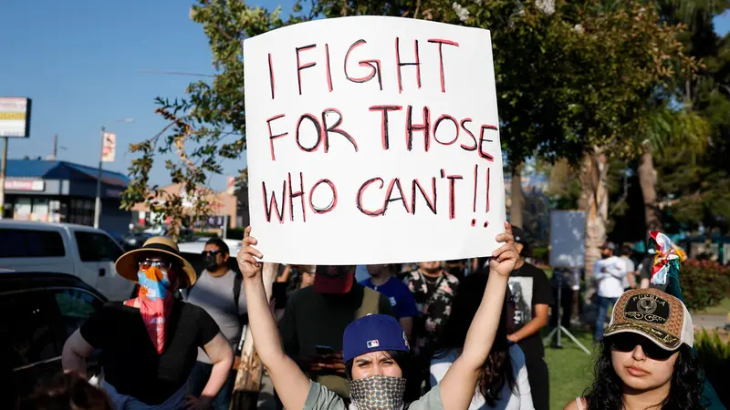 La protesta a Los Angeles - Foto Ansa/Epa/Caroline Brehman © www.giornaledibrescia.it