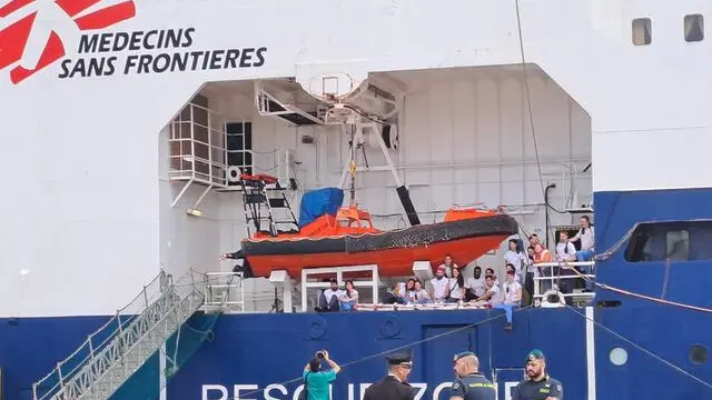 La nave umanitaria Geo Barents di Medici Senza Frontiere è approdata alle 8.30 alla banchina 19 del porto di Ancona con 34 naufraghi a bordo, Ancona, 2 luglio 2024. Si tratta di 19 adulti e 15 minori dei quali 14 non accompagnati. ANSA/ DANIELE CAROTTI