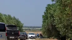 Forze dell'ordine sul luogo dove sono stati catturati i rapinatori che questa mattina hanno aperto il fuoco contro il brigadiere capo Carlo Legrottaglie uccidendolo nelle campagne tra Francavilla Fontana e Grottaglie. A quanto si apprende sono stati catturati nei pressi di una masseria a Grottaglie, in provincia di Taranto, dopo un altro conflitto a fuoco, 12 giugno 2025. ANSA/DANILO SANTORO