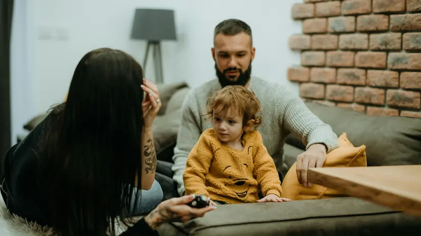 Una famiglia che condivide del tempo insieme