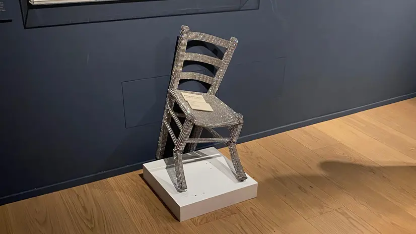 La sedia «Van Gogh» di Nicola Bolla rovinata