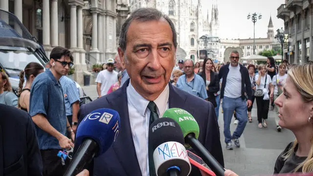 Il sindaco Giuseppe Sala al presidio di Più Europa in favore del referendum dell’8 e 9 giugno in piazza Mercanti, Milano 5 Giugno 2025 ANSA/MATTEO CORNER