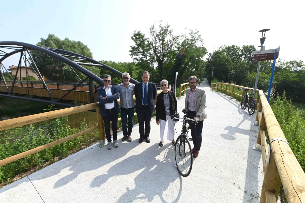 L'inaugurazione del ponte che unisce Roncadelle e Brescia