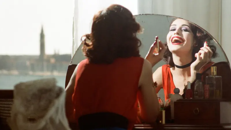 Gianfranco Salis, Claudia Koll sul set di «Così fa tutte», 1992, courtesy Archivio Tinto Brass