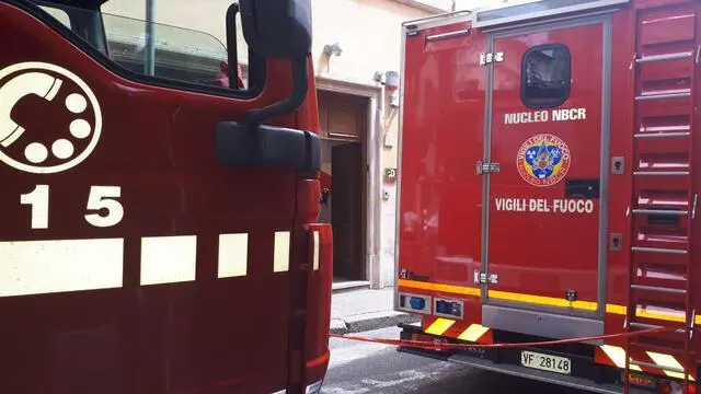 Mezzi dei vigili del fuoco davanti alla sede del Pd del Nazareno a Roma dove sono in corso verifiche su un pacco sospetto, Roma 13 agosto 2019. ANSA/LUCA LAVIOLA