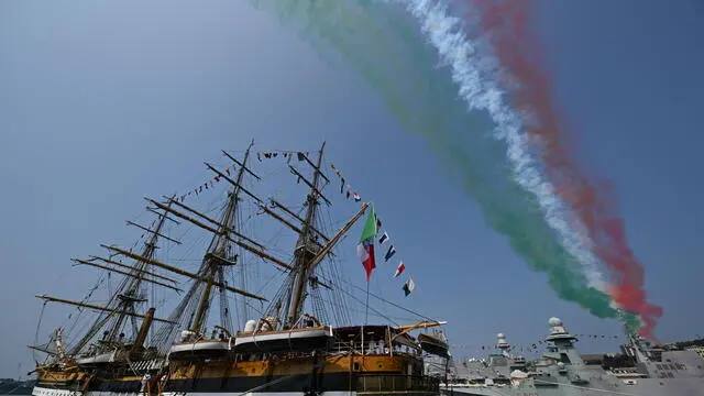 La nave scuola della Marina Militare Amerigo Vespucci con ke Frecce Tricolori, ritorna a Genova dopo il tour.mondoal3 durqto due anni. 10 giugno 2025. ANSA/LUCA ZENNARO