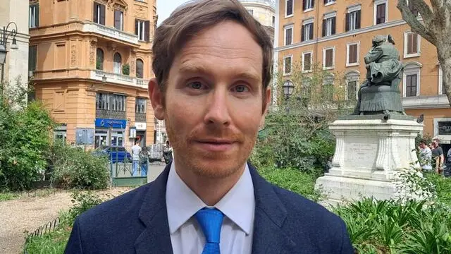 John Scott-Railton ascoltato oggi dal Copasir, 16 aprile 2025. "Noi crediamo che, vista la nostra conoscenza di come funziona Paragon, il governo italiano abbia la capacità di controllare le tracce dello spyware Graphite in ogni dispositivo in uso in Italia e dire chiaramente e velocemente se questa tecnologia è stata usata contro Francesco Cancellato (il direttore di Fanpage, ndr). Se la risposta è no, il passo successivo è chiedere ad altri governi, chiedere a Paragon. Noi speriamo che il governo italiano faccia una comunicazione chiara: 'siamo stati noi o non siamo stati noi'". Così John Scott-Railton, esperto di The Citizen Lab, ascoltato oggi in audizione dal Copasir che sta svolgendo un'indagine sul caso dello spyware di Paragon Solutions. ANSA/MASSIMO NESTICO'