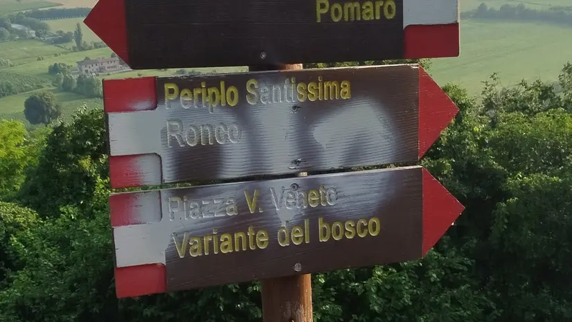 Uno dei cartelli imbrattati a Gussago