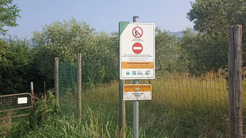 I cartelli nella riserva naturale Torbiere del Sebino - © www.giornaledibrescia.it