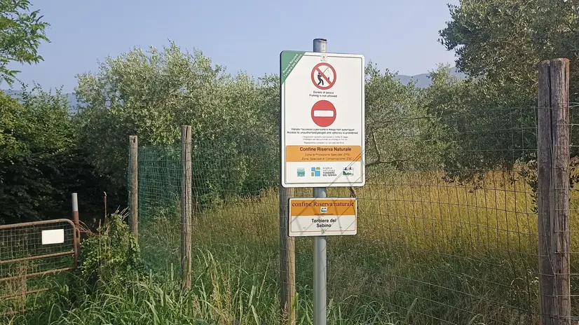 I cartelli nella riserva naturale Torbiere del Sebino - © www.giornaledibrescia.it