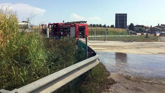 L'incendio che si è sviluppato nel territorio del Comune di Ronchis (Udine) e ha distrutto alcuni moduli occupati da personale di Autovie Venete, la concessionaria dell'autostrada, mentre non si sono propagate, ai vicini uffici del Consorzio Tiliaventum (Rizzani De Eccher e Pizzarotti), 23 agosto 2018. ANSA