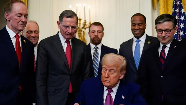 epa12171834 US President Donald Trump (C), during a bill signing ceremony in the East Room of the White House in Washington, DC, USA, 12 June 2025. EPA/ALEXANDER DRAGO / POOL