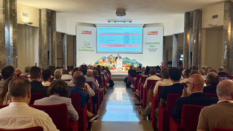 L'assemblea gremita per le assise di Conad Centro Nord - www.giornaledibrescia.it