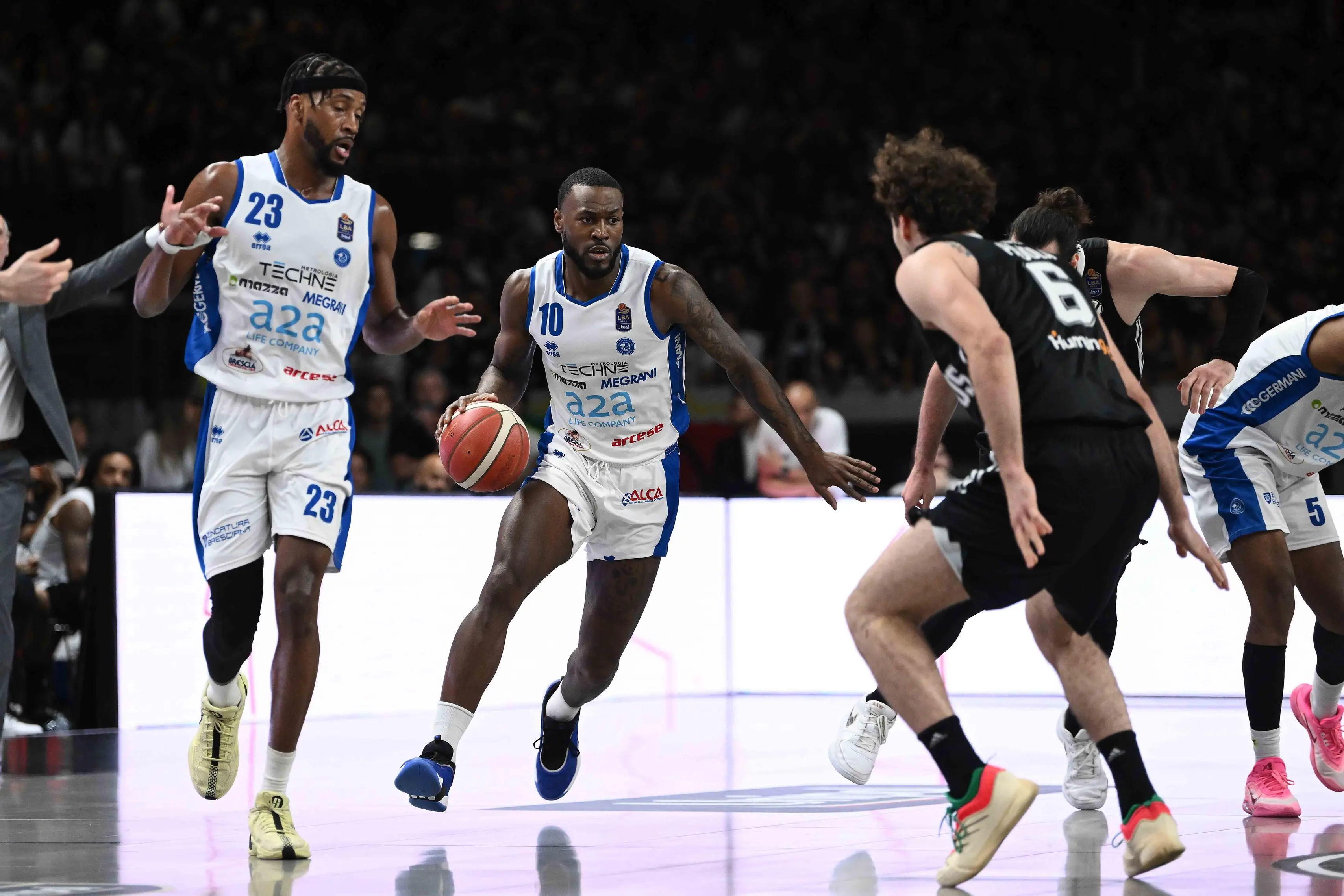 Finale scudetto, il primo tempo di gara-1 Virtus Bologna-Germani Brescia