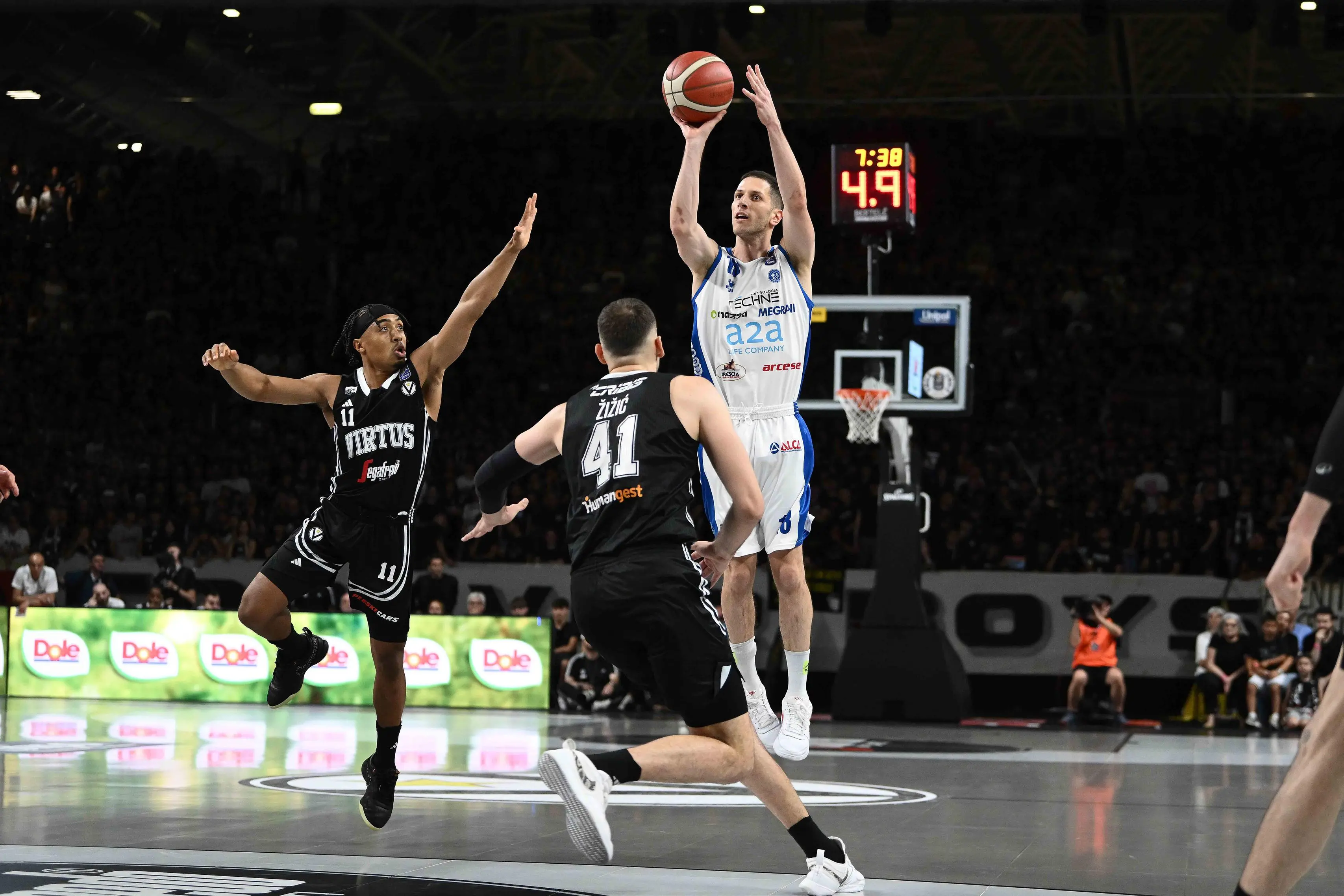 Finale scudetto, il primo tempo di gara-1 Virtus Bologna-Germani Brescia