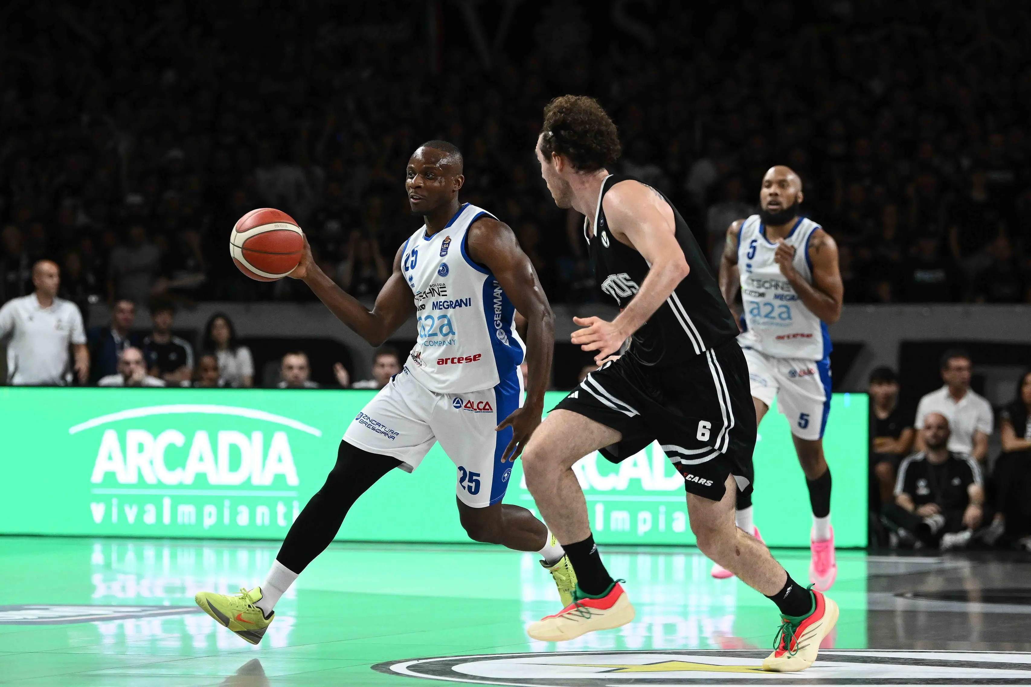 Finale scudetto, il primo tempo di gara-1 Virtus Bologna-Germani Brescia