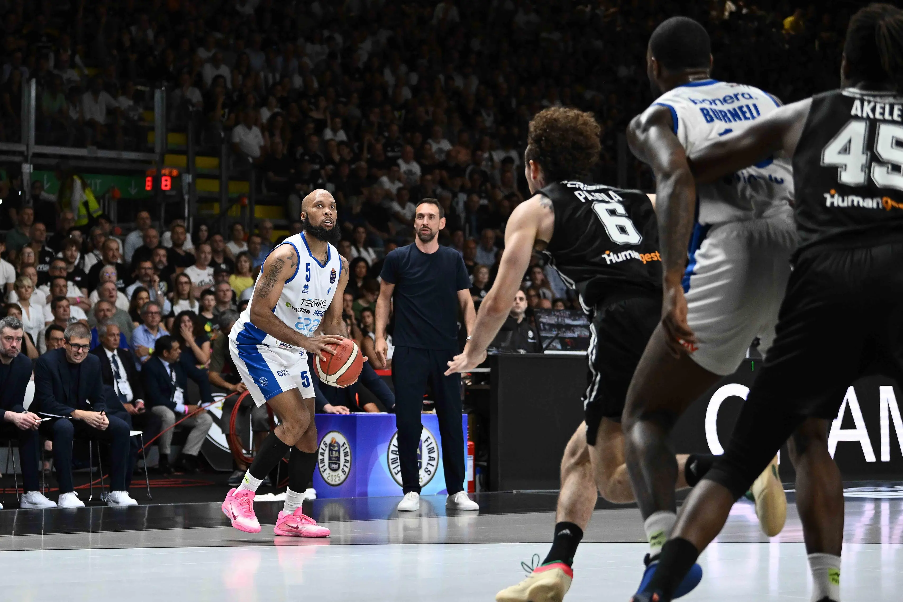 Finale scudetto, il primo tempo di gara-1 Virtus Bologna-Germani Brescia