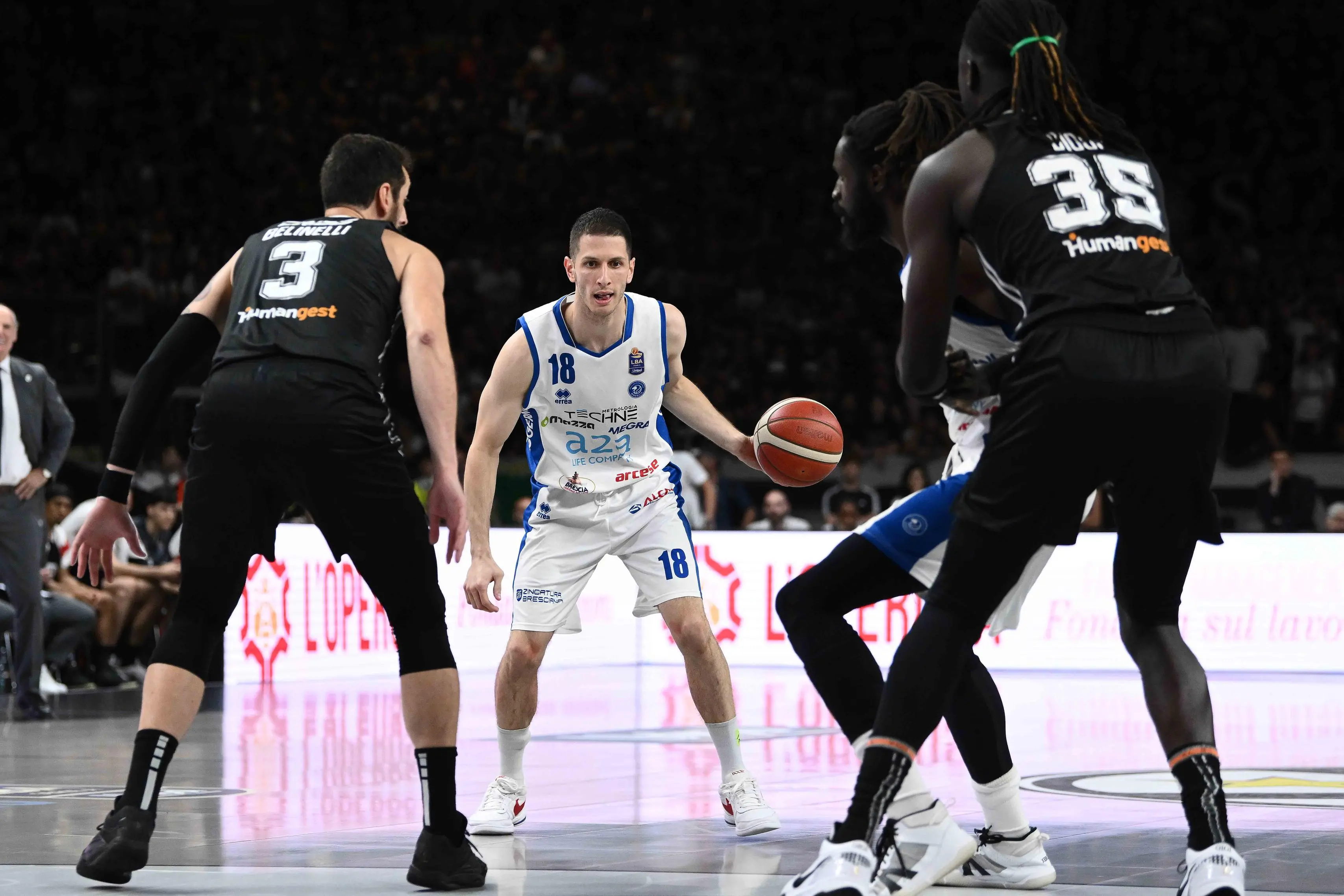 Finale scudetto, il primo tempo di gara-1 Virtus Bologna-Germani Brescia