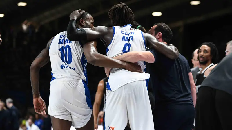 L'uscita dal campo di Ndour dopo l'infortunio - Foto Massimo Ceretti/Ciamillo-Castoria © www.giornaledibrescia.it