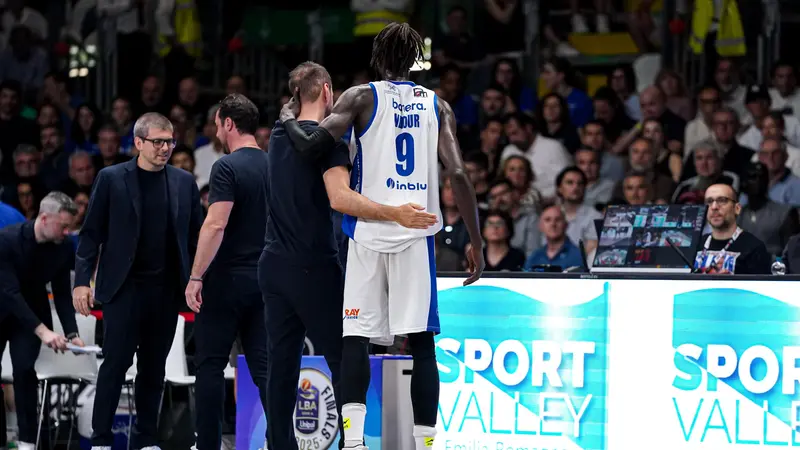 Maurice Ndour dopo l'infortunio durante la finale scudetto della Germani Brescia