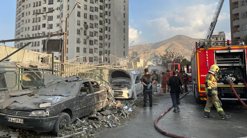 Vigili del fuoco davanti a un edificio colpito nel nord di Teheran - Foto Epa © www.giornaledibrescia.it