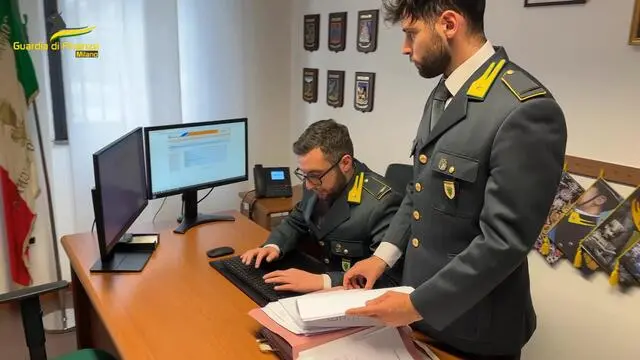 (FRAME) C'è anche una Lamborghini Aventador - che nuova costa più di 300mila euro - tra i beni sequestrati dalla Guardia di Finanza di Milano a una cooperativa che in provincia di Milano opera nel settore dei trasporti e il cui amministratore è stato arrestato e portato in carcere per reati fiscali. I finanzieri, diretti dalla Procura di Monza, hanno accertato che l'uomo ha presentato oltre 330mila euro di costi di "ricerca e sviluppo" in realtà mai sostenuti, allo scopo di non versare le ritenute fiscali, i contributi previdenziali e i tributi locali così riducendo, e in alcuni casi azzerando, i debiti nei confronti dell'erario. Il valore del sequestro della Guardia di Finanza è di circa 330mila euro, cifra pari al profitto che sarebbe derivato dalla frode fiscale. ANSA/