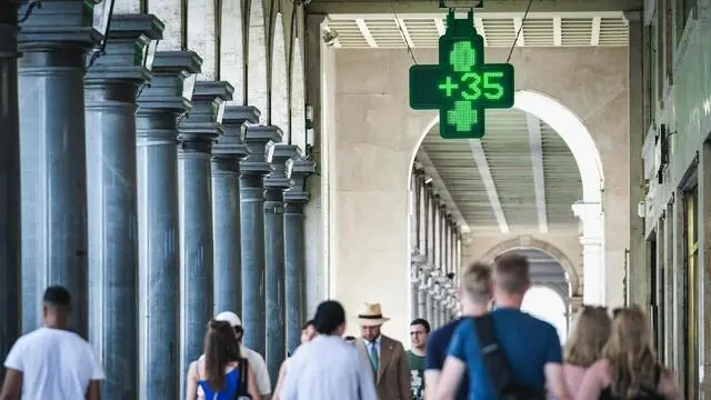 Un termometro di una farmacia di via Po segna alte temperature di un'estate torrida torinese. Torino 10 luglio 2023 ANSA/TINO ROMANO