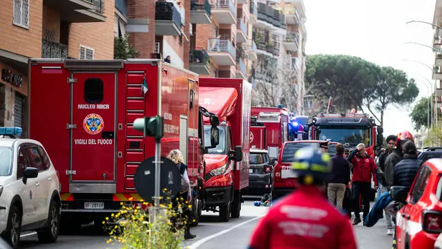 Vigili del Fuoco e Soccorritori nella palazzina di due piani crollata per un esplosione in via Vitellia, nel quartiere Monteverde, a Roma., Roma, 23 marzo 2025. ANSA/ANGELO CARCONI