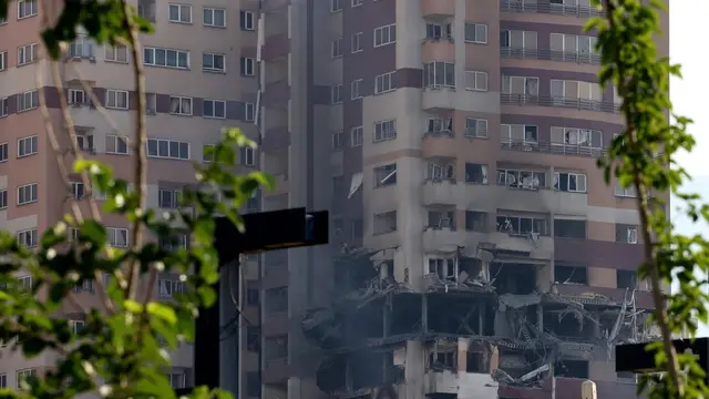 epa12172818 A view of a building that was hit by Israeli air strikes north of Tehran, Iran, 13 June 2025. Israel confirms it has launched strikes on Iran's 'nuclear program' as blasts are heard across the country. The strikes are part of Operation Rising Lion, Israel's Prime Minister Benjamin Netanyahu said, adding Iran was a threat to "Israel's very survival". EPA/ABEDIN TAHERKENAREH