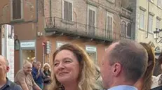 Quando mancano 30 sezioni da scrutinare su 179 la candidata sindaco del centrosinistra Ilaria Bugetti è al 52,48% dei voti, risultato che ne fa la prima sindaca di Prato. Bugetti è da poco arrivata in piazza Duomo a Prato dove si è abbracciata col sindaco uscente Matteo Biffoni e il segretario del Pd di Prato Marco Biagioni oltre a vari sostenitori, 10 giugno 2024. Le è stata donata anche una maglia con scritto Ilaria sindaco di Prato e dietro il numero 52. ANSA /Giorgio Bernardini