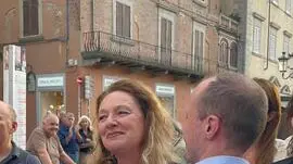Quando mancano 30 sezioni da scrutinare su 179 la candidata sindaco del centrosinistra Ilaria Bugetti è al 52,48% dei voti, risultato che ne fa la prima sindaca di Prato. Bugetti è da poco arrivata in piazza Duomo a Prato dove si è abbracciata col sindaco uscente Matteo Biffoni e il segretario del Pd di Prato Marco Biagioni oltre a vari sostenitori, 10 giugno 2024. Le è stata donata anche una maglia con scritto Ilaria sindaco di Prato e dietro il numero 52. ANSA /Giorgio Bernardini