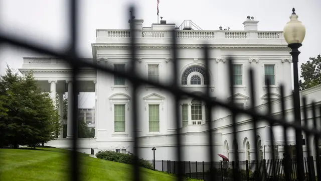 epa12141793 The White House in Washington, DC, USA, 28 May 2025. In the Oval Office, US President Trump confirmed to reporters that he warned Israeli President Benjamin Netanyahu not to attack Iran while they and the US continue to hold nuclear talks. EPA/JIM LO SCALZO