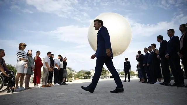 epa12172032 French President Emmanuel Macron visits the site of the reinstallation of the Olympic cauldron at the Tuileries Garden in Paris, France, 12 June 2025. The cauldron will rise each evening from 21 June to 14 September until the 2028 Olympic Games in Los Angeles. EPA/YOAN VALAT / POOL