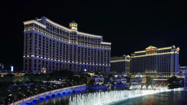 epa10981932 A view of the Bellagio Hotel & Casino and Caesars Palace prior to the Qualifying session for the Formula 1 Las Vegas Grand Prix, in Las Vegas, Nevada, USA, 17 November 2023. The Formula 1 Las Vegas Grand Prix is held at the Las Vegas Strip Circuit on 18 November 2023. EPA/CAROLINE BREHMAN