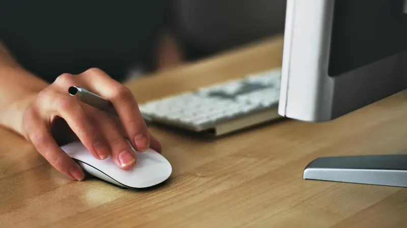 Una persona lavora al computer