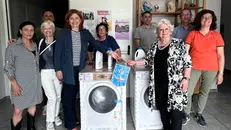 Il momento della consegna degli elettrodomestici al dormitorio San Vincenzo de Paoli - © www.giornaledibrescia.it