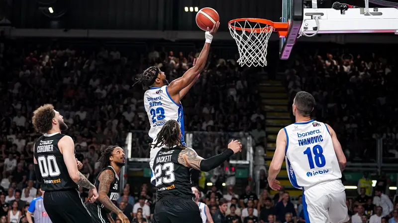 Demetre Rivers contro la Virtus Bologna durante Gara-1 - Foto S.Ponticelli / Ciamillo-Castoria