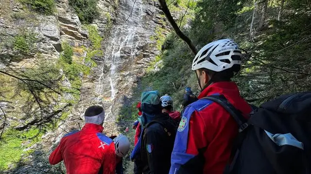 Soccorso alpino davanti a una cascata in Alto Adige