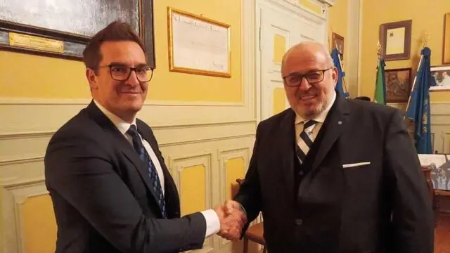 Il sindaco di Gorizia Rodolfo Ziberna (d), stringe la mano al suo omologo il di Nova Gorica, Samo Turel