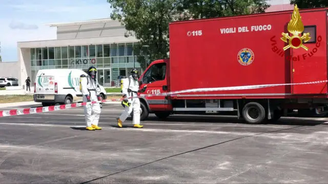 Guastalla, nube da piscina, incidente durante manutenzione del depuratore. Ad innescare la reazione potrebbe essere stato acido solforico