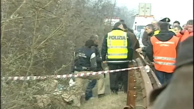 Un fermo immagine tratto da un video dell'epoca mostra il ritrovamento, 17 anni fa, del cadavere senza testa trovato in uno scatolone lungo l'autostrada del Brennero, nei pressi di Chiusa, nel febbraio 2008. ANSA/ TGR RAI BOZANO ++HO - NO SALES EDITORIAL USE ONLY ++NPK++