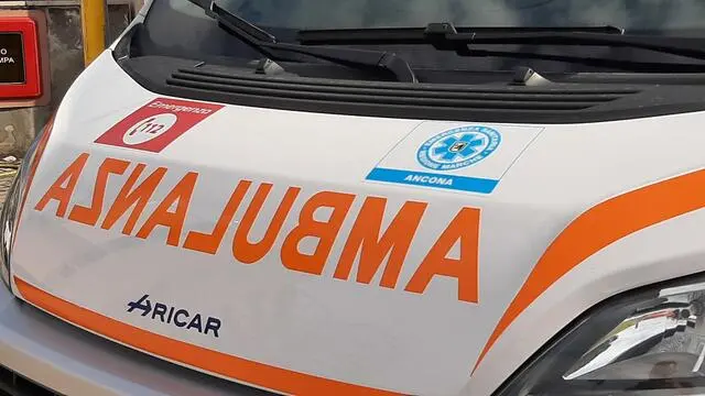 Schiacciato da trattore mentre lo scarica da rimorchio,morto. AMBULANZA 118