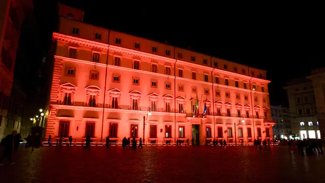 P.Chigi si illumina di arancione contro la violenza sulle donne